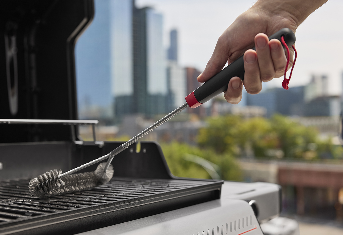 Απεικονίζεται καθαρισμός της σχάρας.